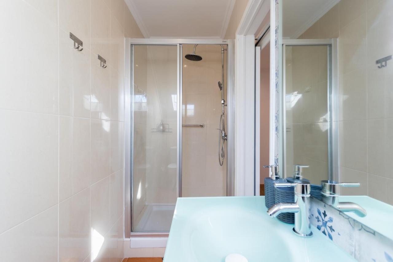 Rato Cozy 3Br W/Balcony - By Lu Holidays Apartment Lisbon Bagian luar foto